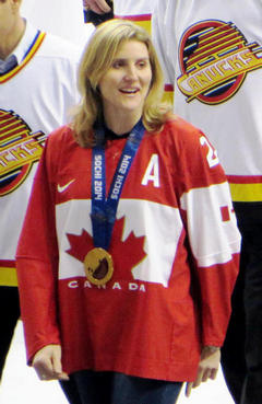 Hayley Wickenheiser: 1st non-goalie woman in professional hockey